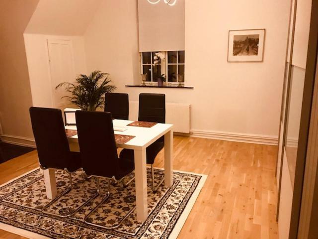 Centralt I Gentofte I 2 Plan, Ved S-Tog Og Busser Buitenkant foto