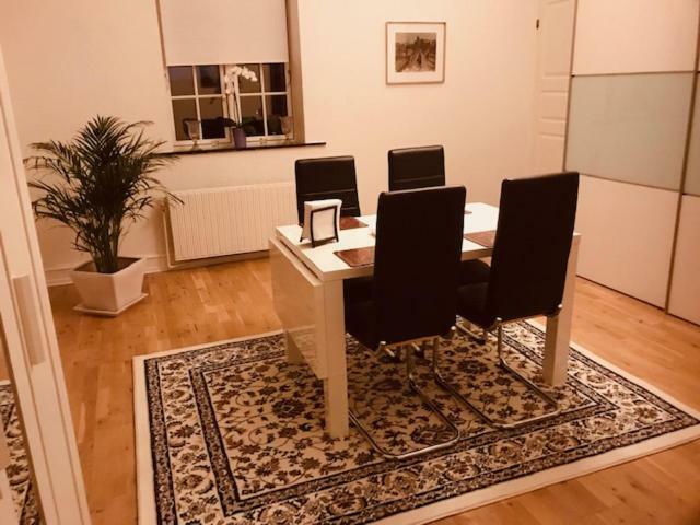 Centralt I Gentofte I 2 Plan, Ved S-Tog Og Busser Buitenkant foto