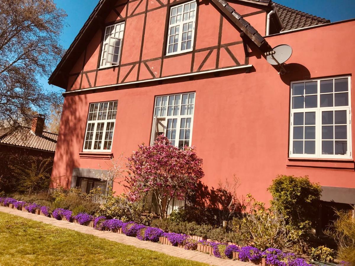 Centralt I Gentofte I 2 Plan, Ved S-Tog Og Busser Buitenkant foto