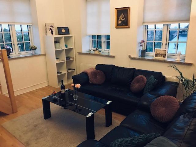 Centralt I Gentofte I 2 Plan, Ved S-Tog Og Busser Buitenkant foto